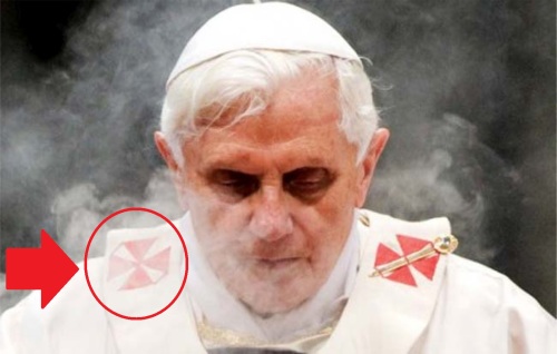 Bento XVI paramentado segundo a Ordem da Cruz de Malta.