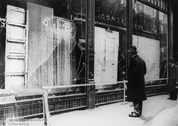 Im Verlauf der "Reichskristallnacht" zerschlagene Schaufensterscheiben in Berlin